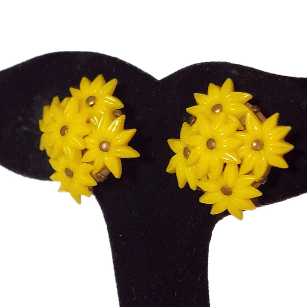 Vintage Yellow Flower Earrings Mid-Century Floral Daisy Screw Back sb-9
